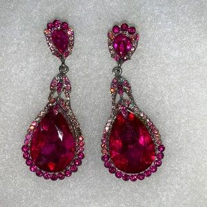 GORGEOUS Hot pink crystal stone earrings.